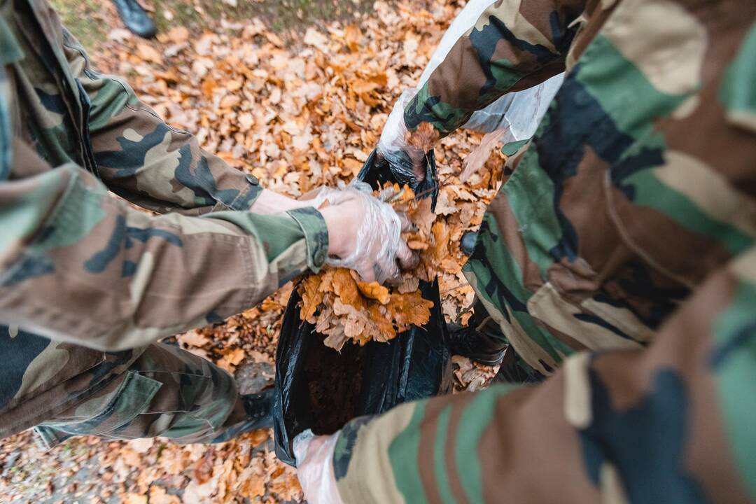 Savanoriai tvarkė neprižiūrimus kapus