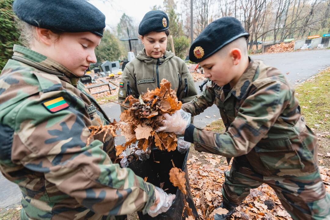 Savanoriai tvarkė neprižiūrimus kapus