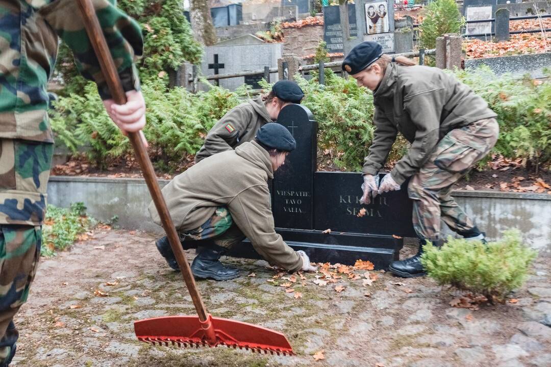 Savanoriai tvarkė neprižiūrimus kapus