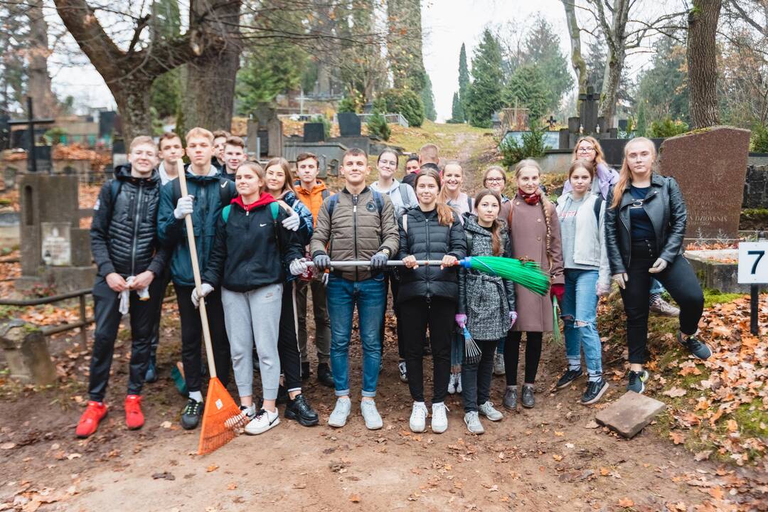 Savanoriai tvarkė neprižiūrimus kapus
