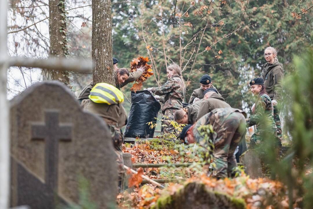 Savanoriai tvarkė neprižiūrimus kapus