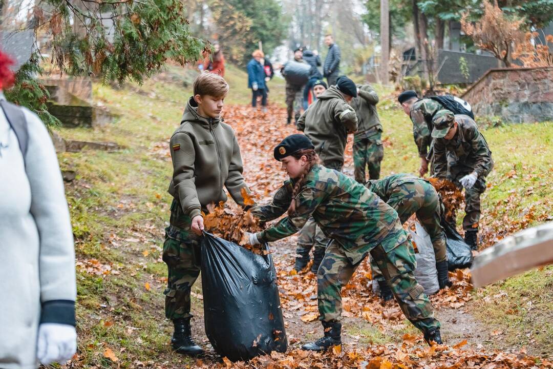 Savanoriai tvarkė neprižiūrimus kapus