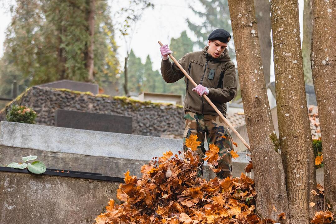 Savanoriai tvarkė neprižiūrimus kapus