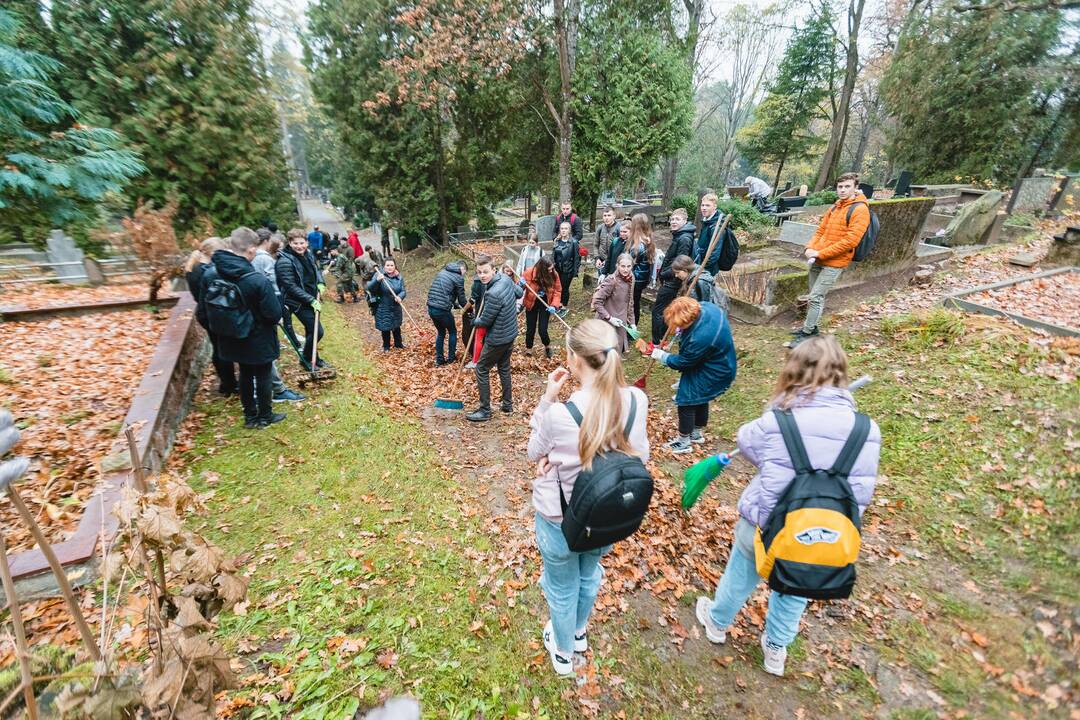 Savanoriai tvarkė neprižiūrimus kapus