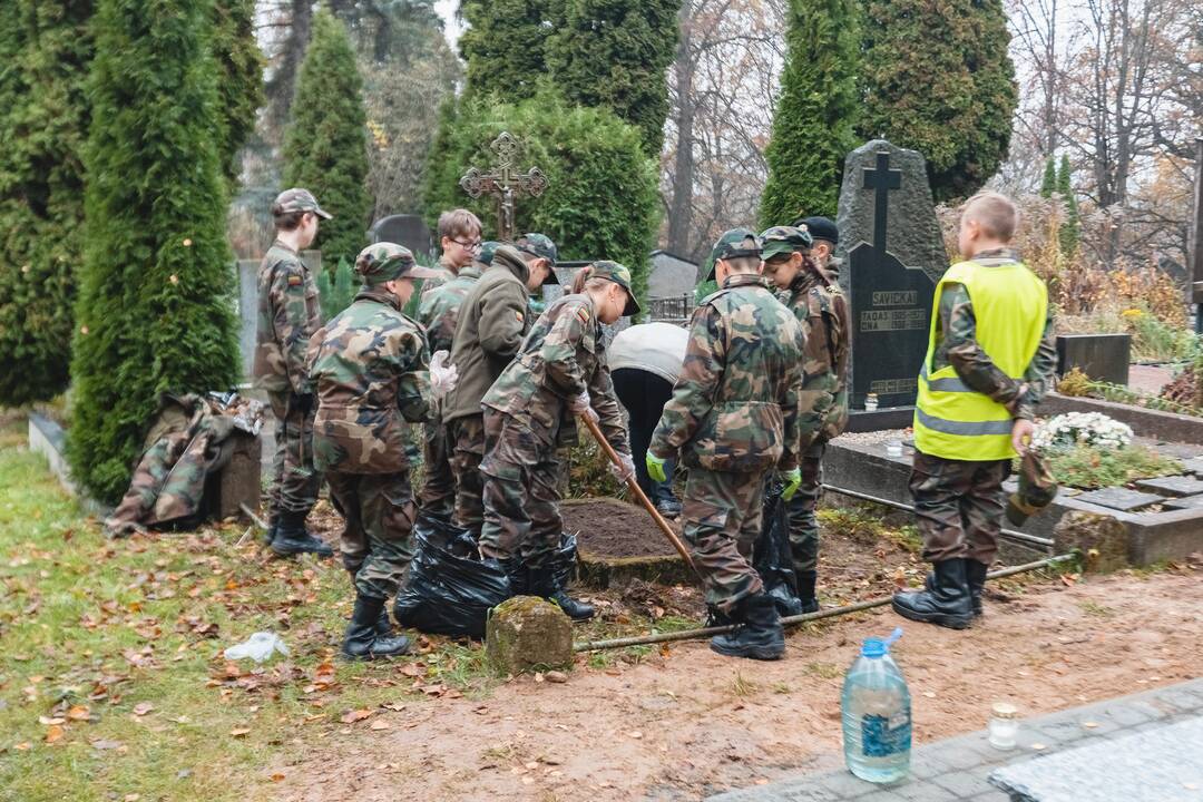 Savanoriai tvarkė neprižiūrimus kapus
