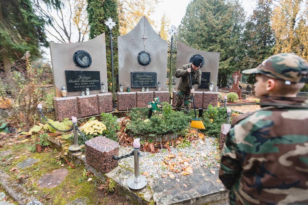 Savanoriai tvarkė neprižiūrimus kapus