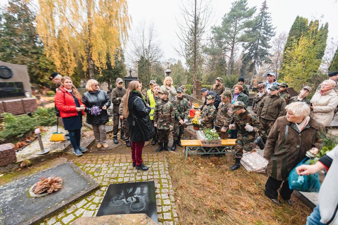Savanoriai tvarkė neprižiūrimus kapus