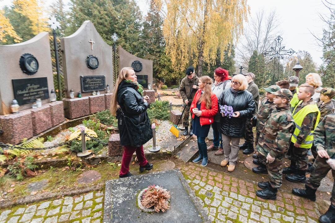 Savanoriai tvarkė neprižiūrimus kapus