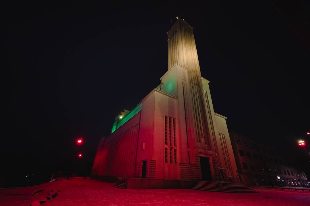 Kaunas dabinasi trispalvės spalvomis