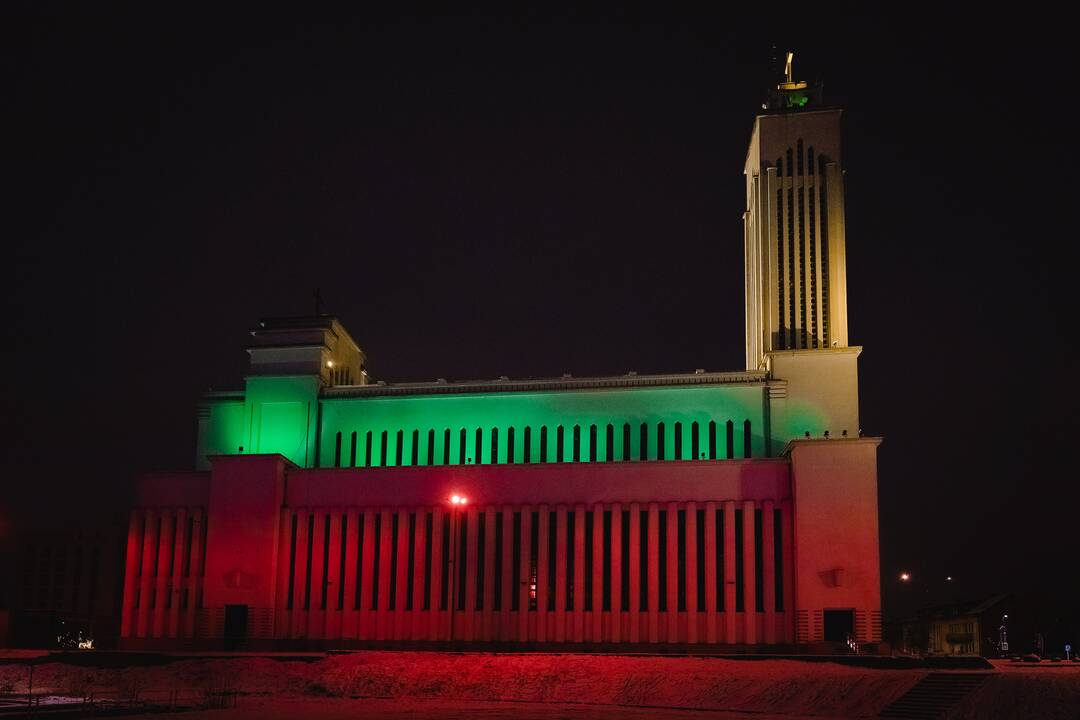 Kaunas dabinasi trispalvės spalvomis