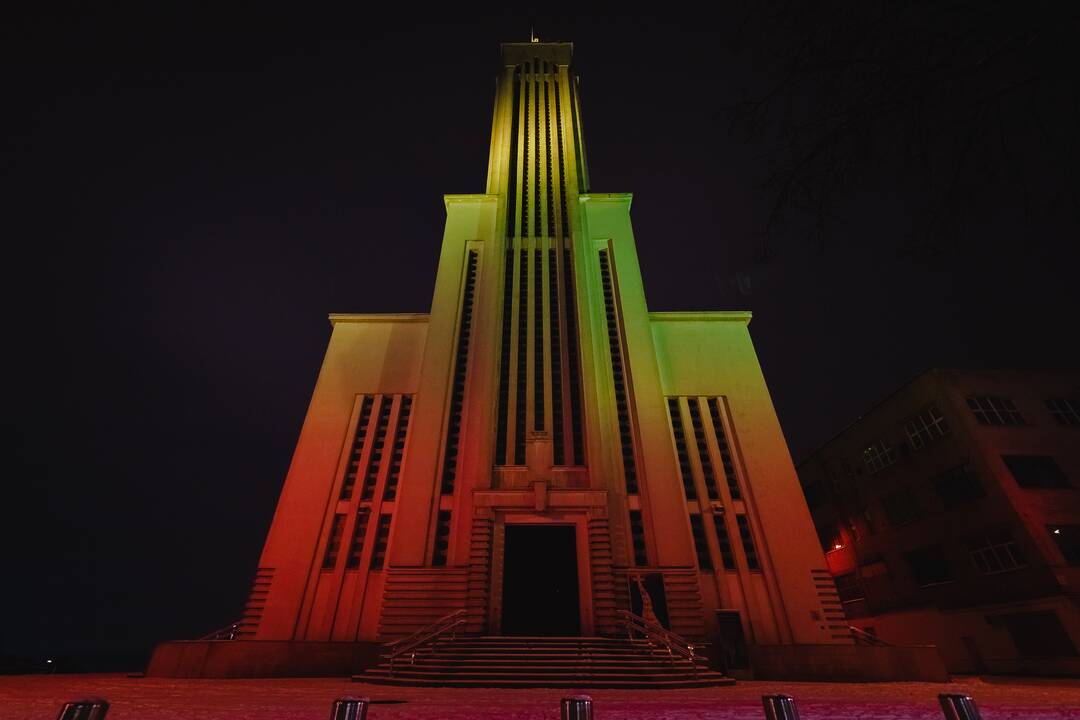 Kaunas dabinasi trispalvės spalvomis