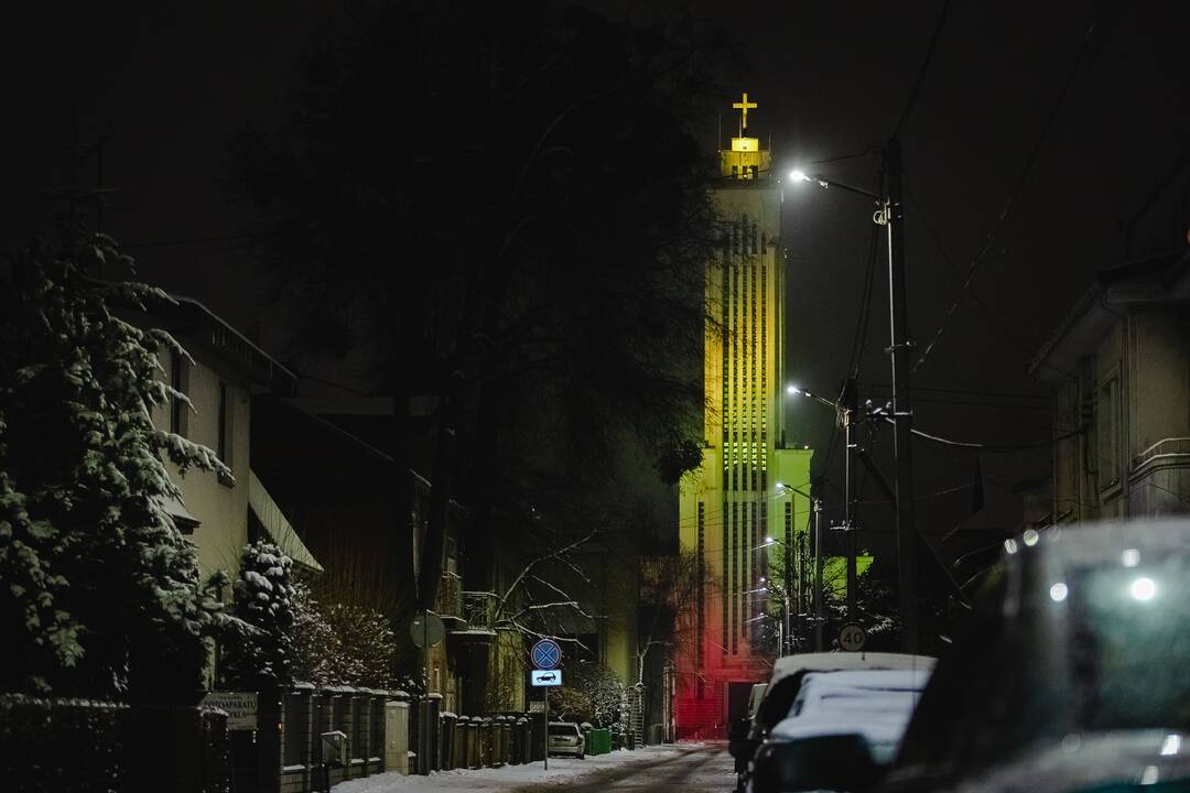 Kaunas dabinasi trispalvės spalvomis
