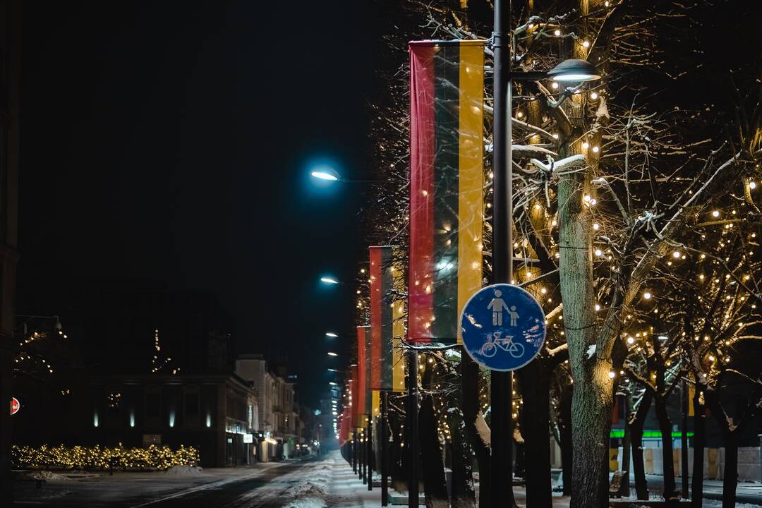 Kaunas dabinasi trispalvės spalvomis