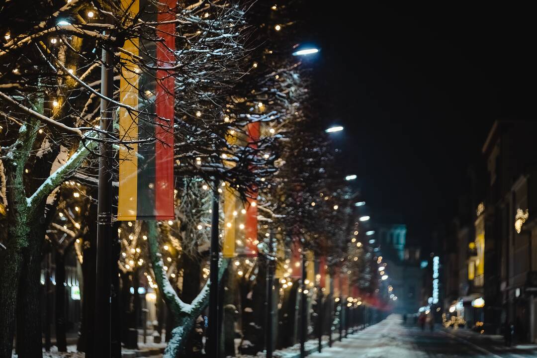 Kaunas dabinasi trispalvės spalvomis