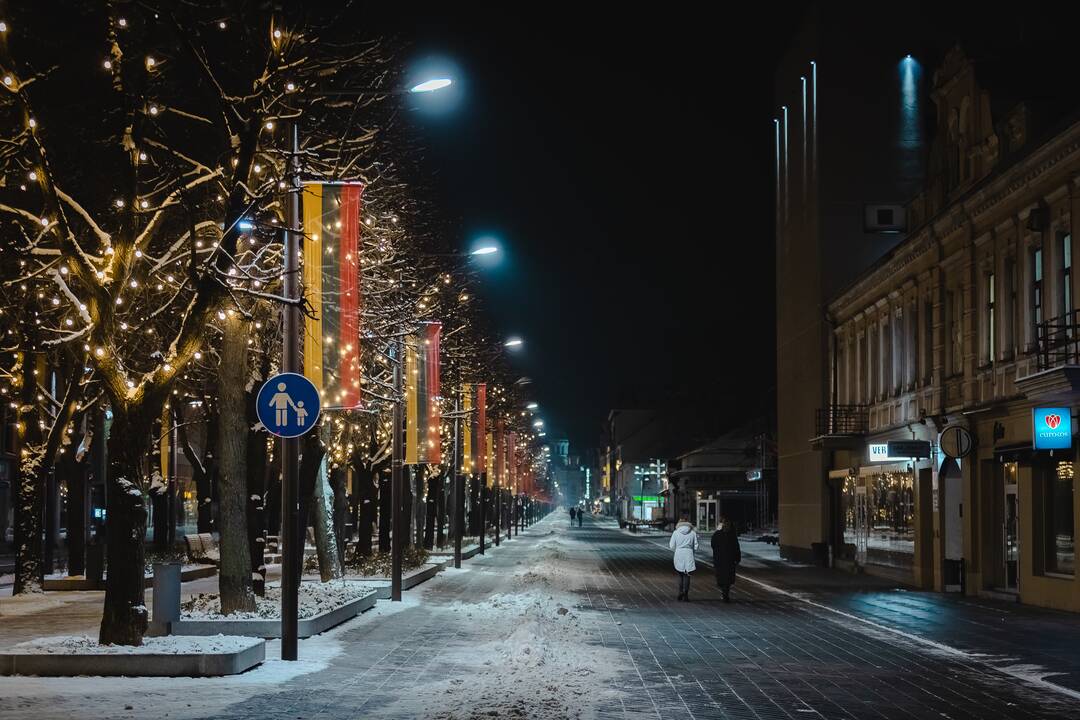 Kaunas dabinasi trispalvės spalvomis