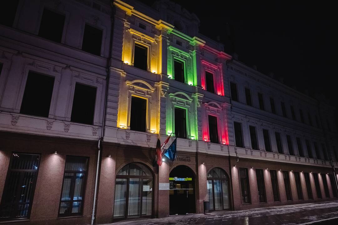 Kaunas dabinasi trispalvės spalvomis