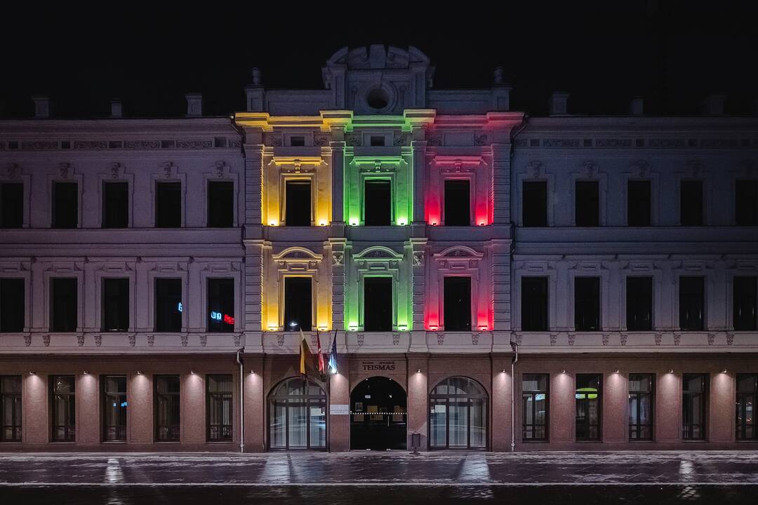 Kaunas dabinasi trispalvės spalvomis