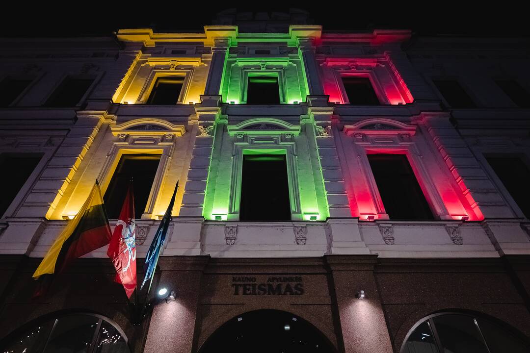 Kaunas dabinasi trispalvės spalvomis