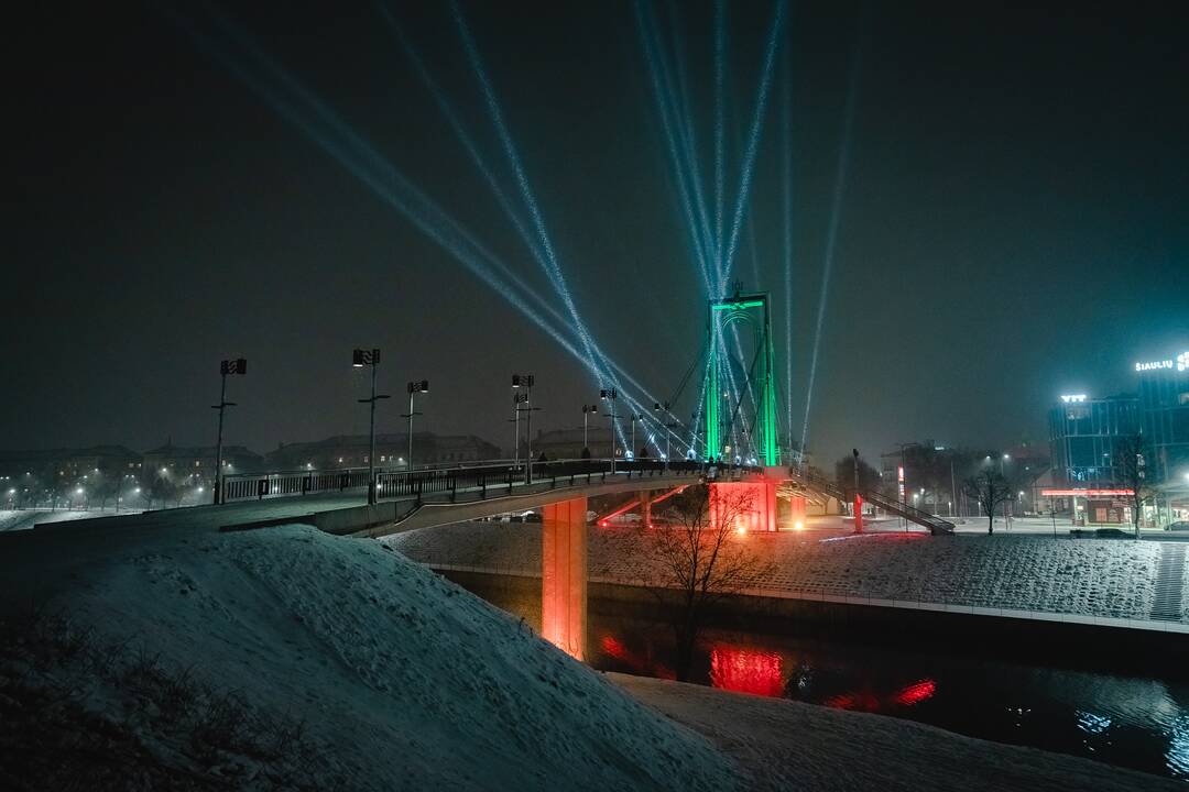 Kaunas dabinasi trispalvės spalvomis