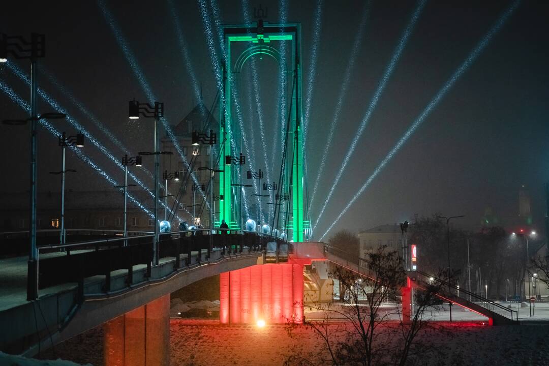 Kaunas dabinasi trispalvės spalvomis