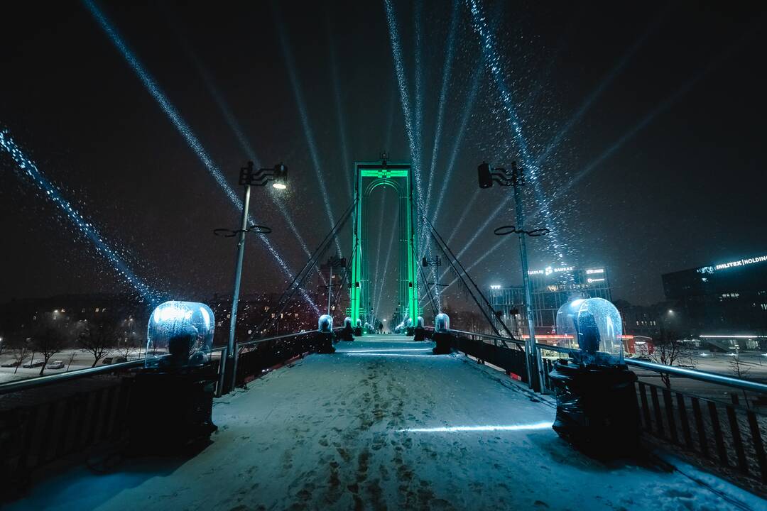 Kaunas dabinasi trispalvės spalvomis