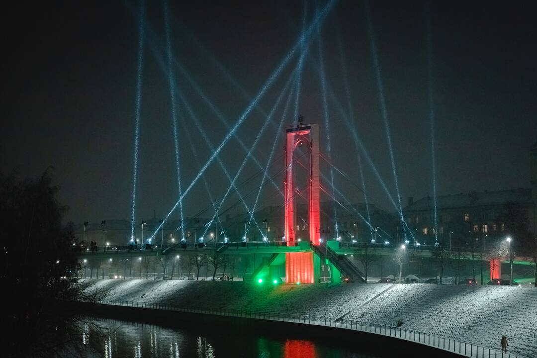 Kaunas dabinasi trispalvės spalvomis