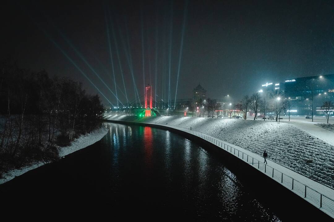 Kaunas dabinasi trispalvės spalvomis