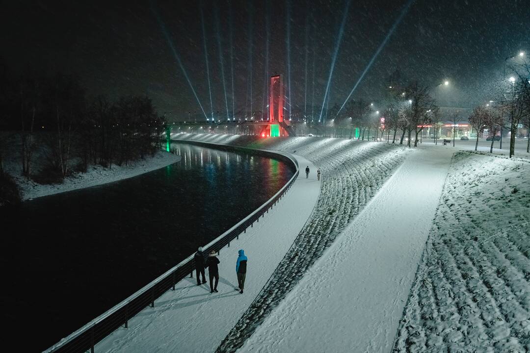 Kaunas dabinasi trispalvės spalvomis