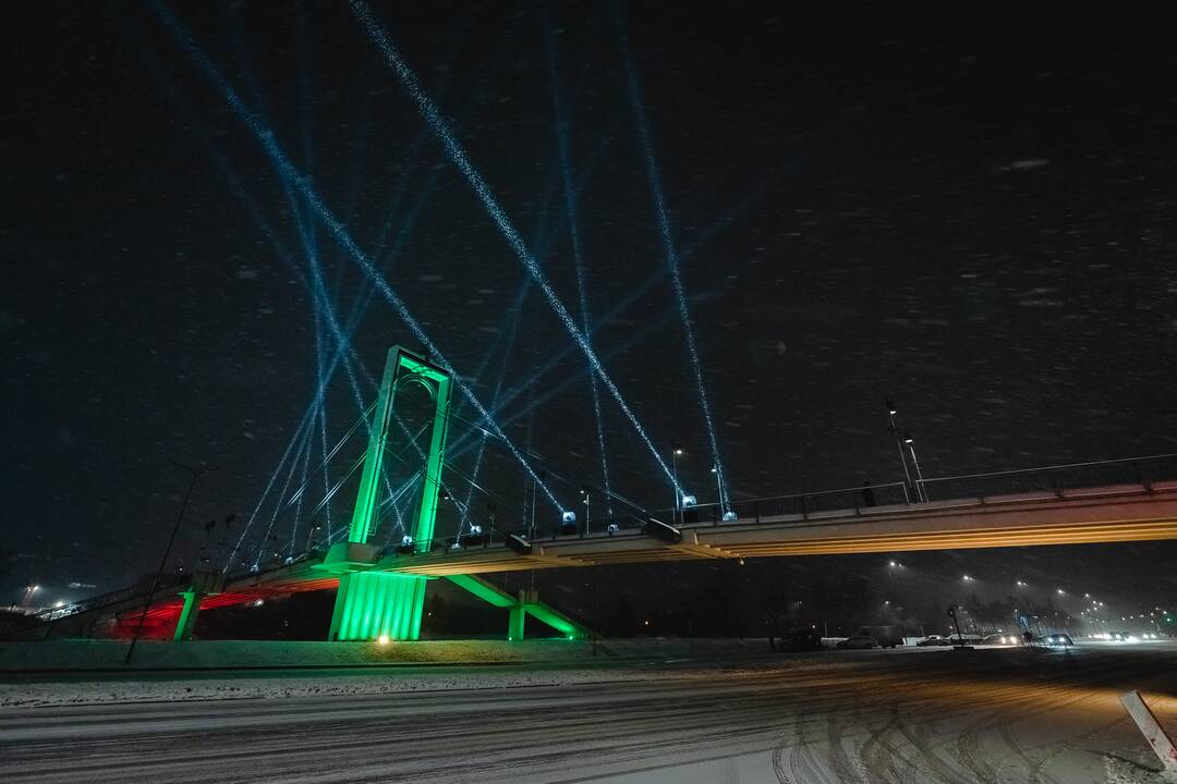 Kaunas dabinasi trispalvės spalvomis