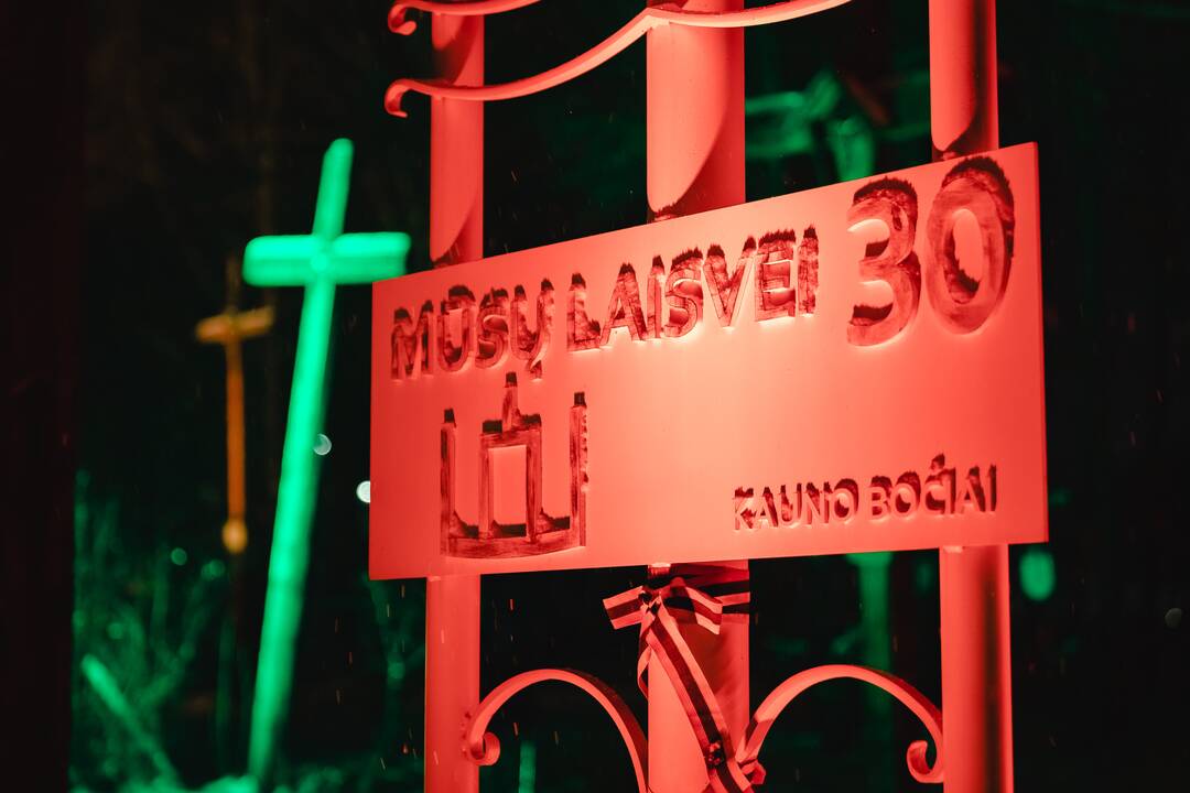 Kaunas dabinasi trispalvės spalvomis