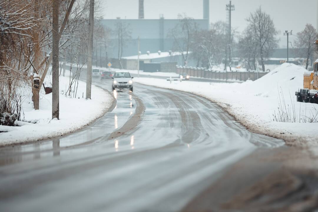 Sniegu pasidengusios Kauno gatvės