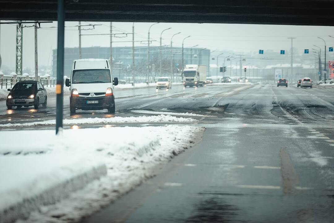 Sniegu pasidengusios Kauno gatvės