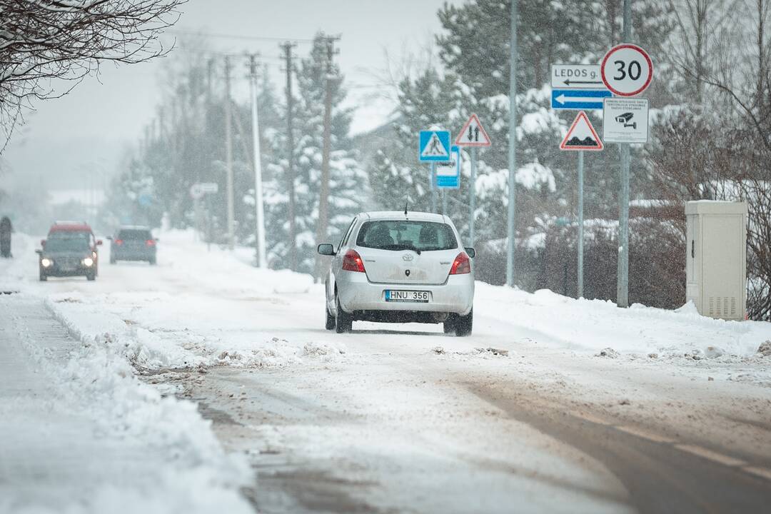 Sniegu pasidengusios Kauno gatvės