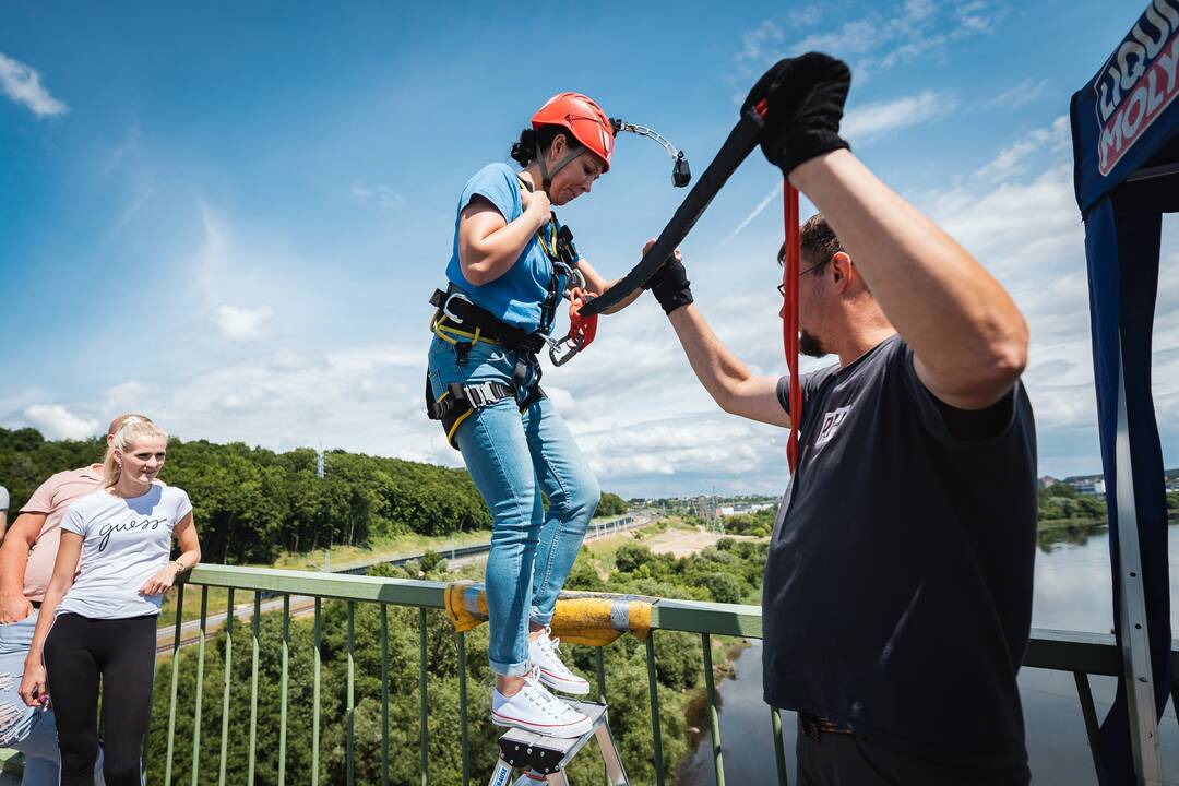 Sekmadienį Kaune – adrenalino mėgėjų šuoliai su virve nuo tilto