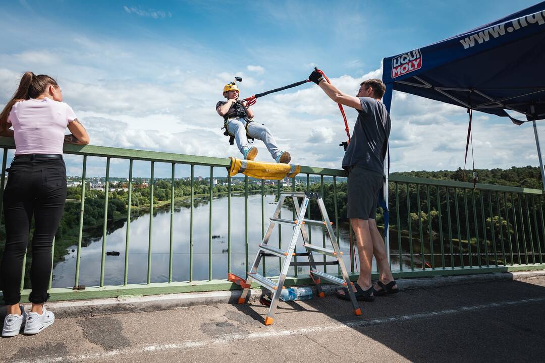 Sekmadienį Kaune – adrenalino mėgėjų šuoliai su virve nuo tilto