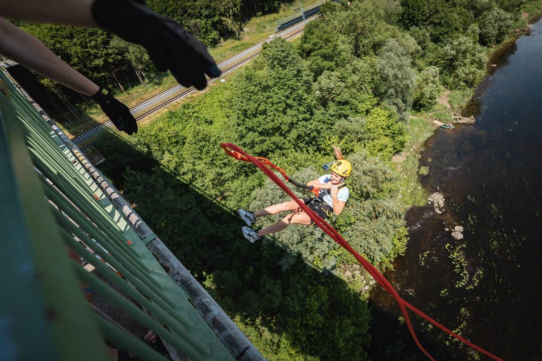 Sekmadienį Kaune – adrenalino mėgėjų šuoliai su virve nuo tilto
