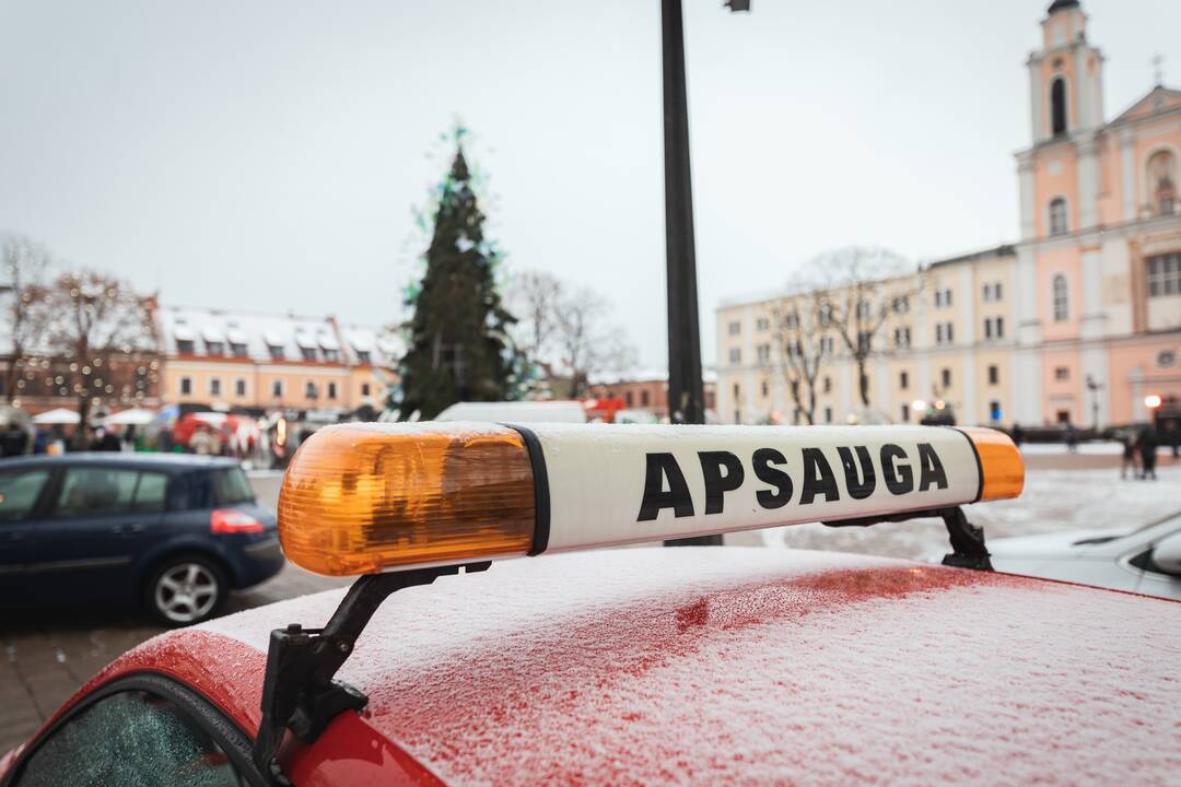 Žmonės plūsta prie apdegusios Kauno eglės