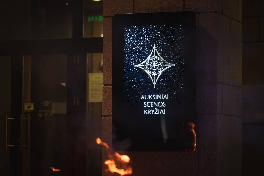 Auksinių scenos kryžių teikimas