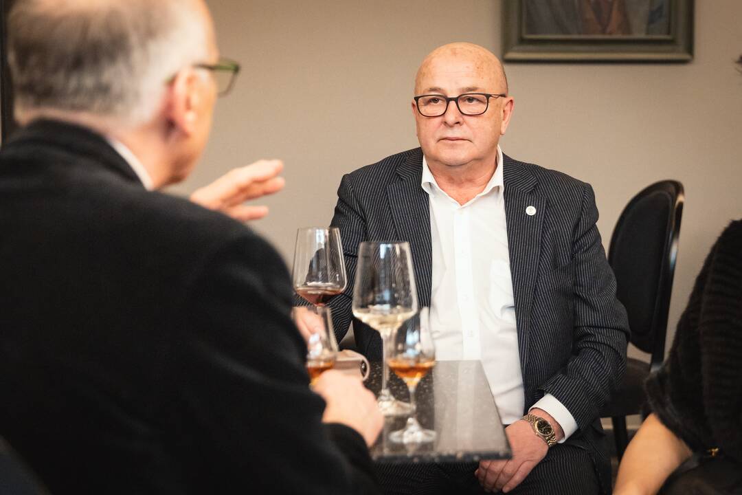 Auksinių scenos kryžių teikimas