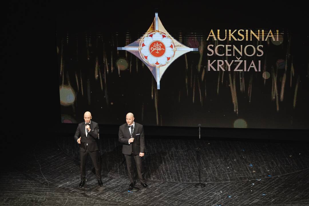 Auksinių scenos kryžių teikimas