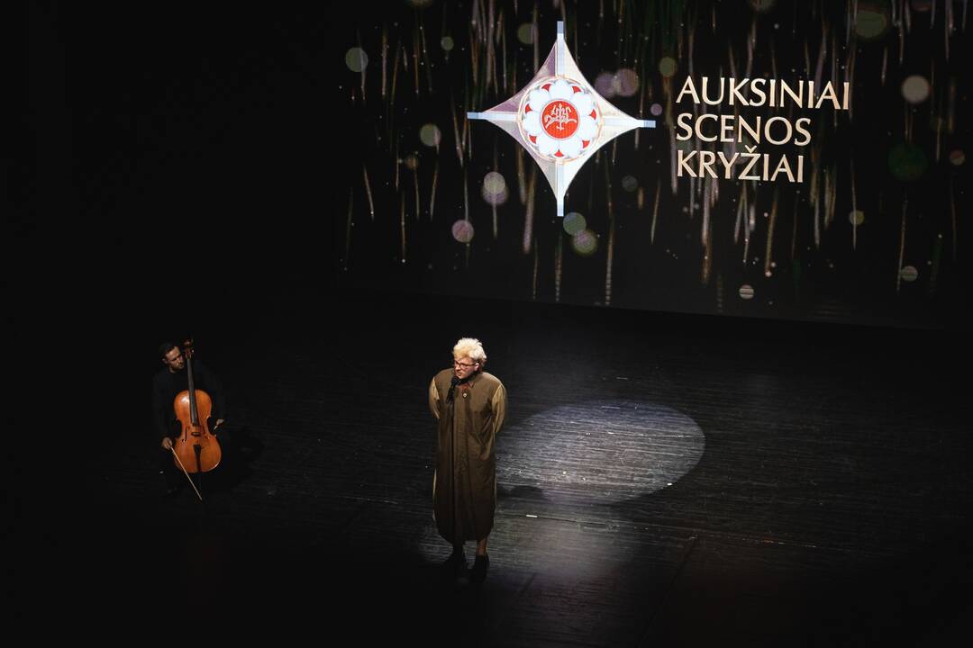 Auksinių scenos kryžių teikimas