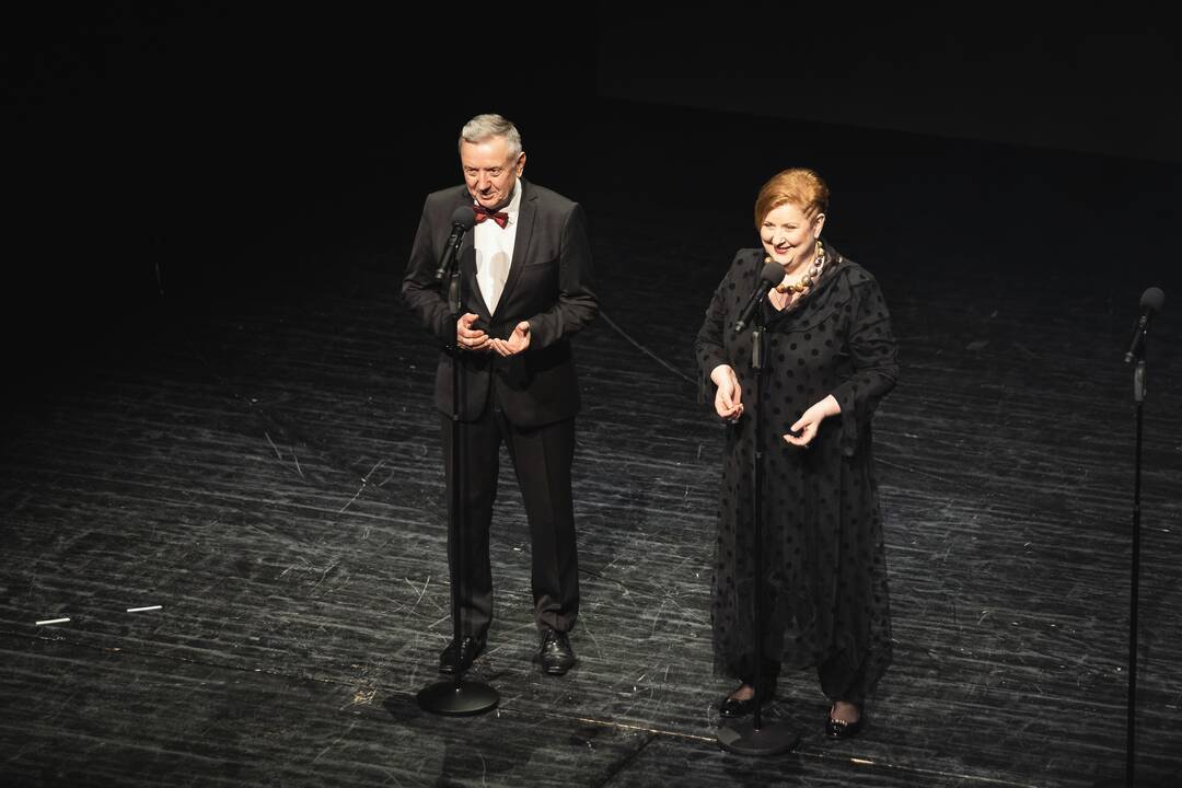 Auksinių scenos kryžių teikimas