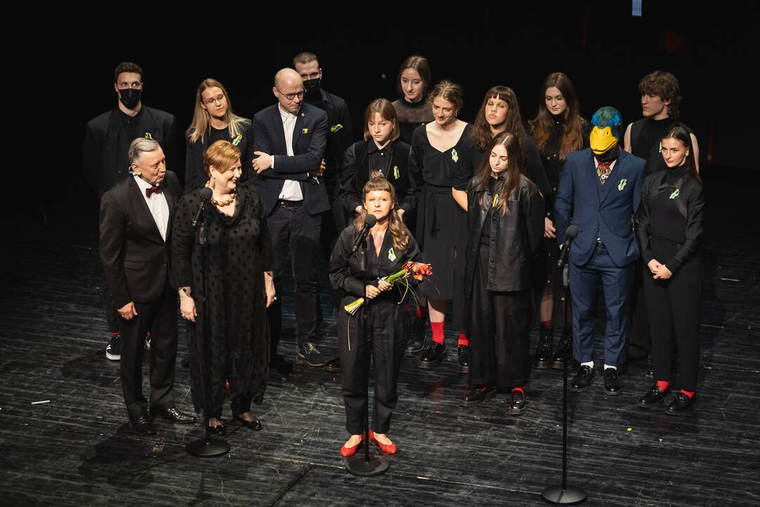 Auksinių scenos kryžių teikimas