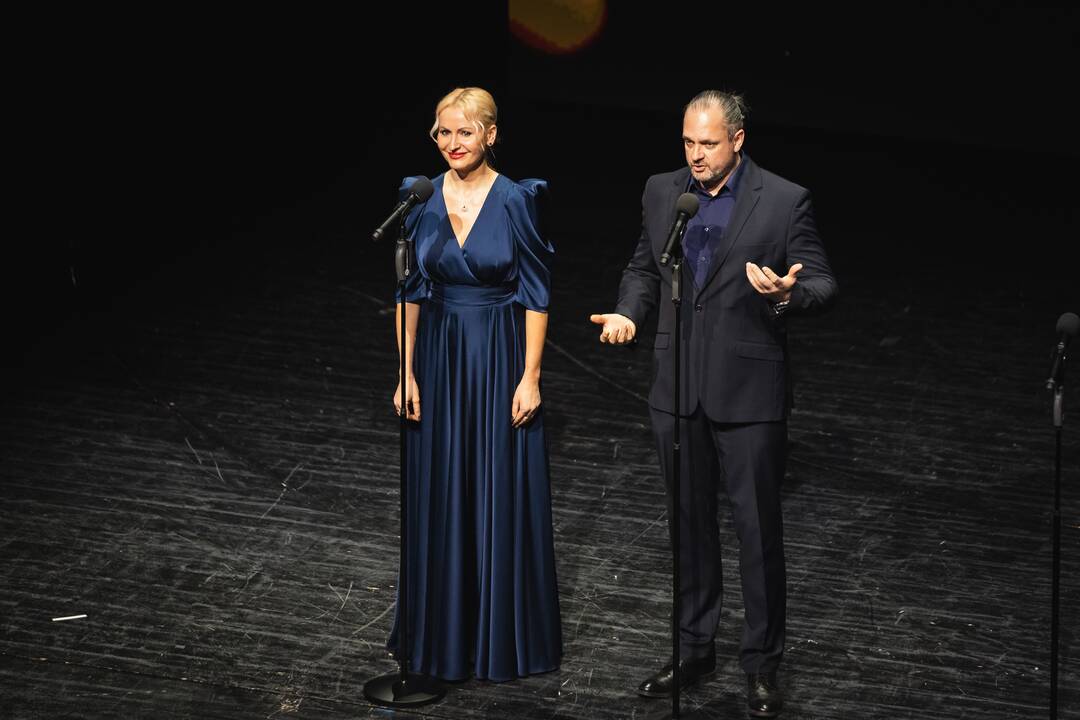 Auksinių scenos kryžių teikimas