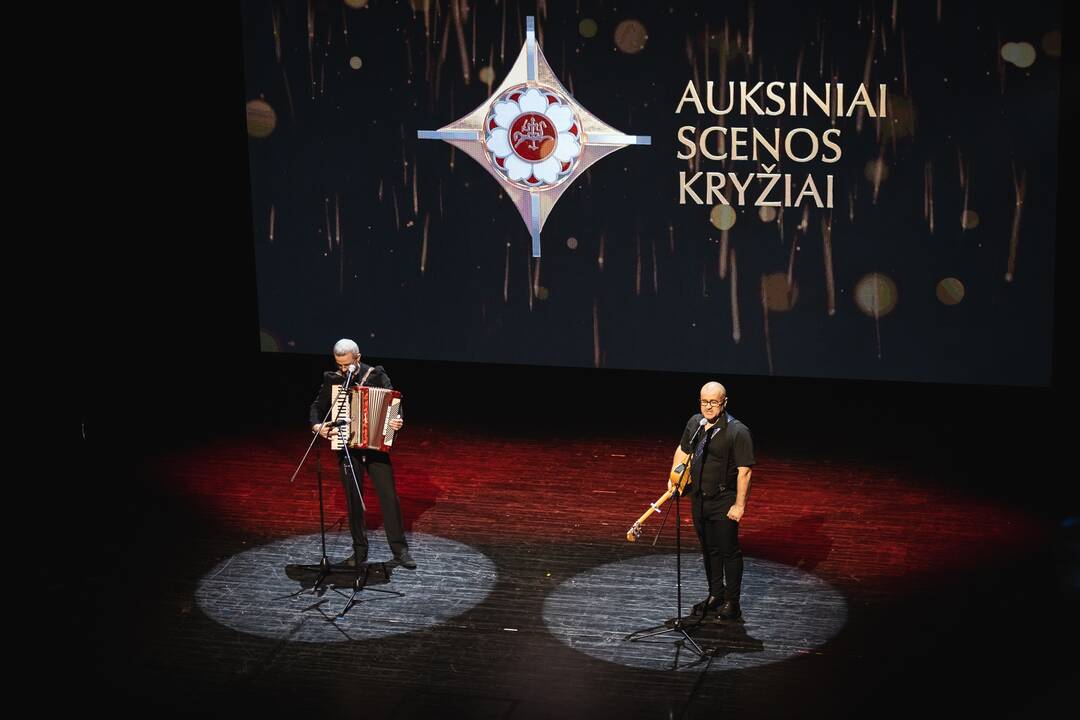 Auksinių scenos kryžių teikimas