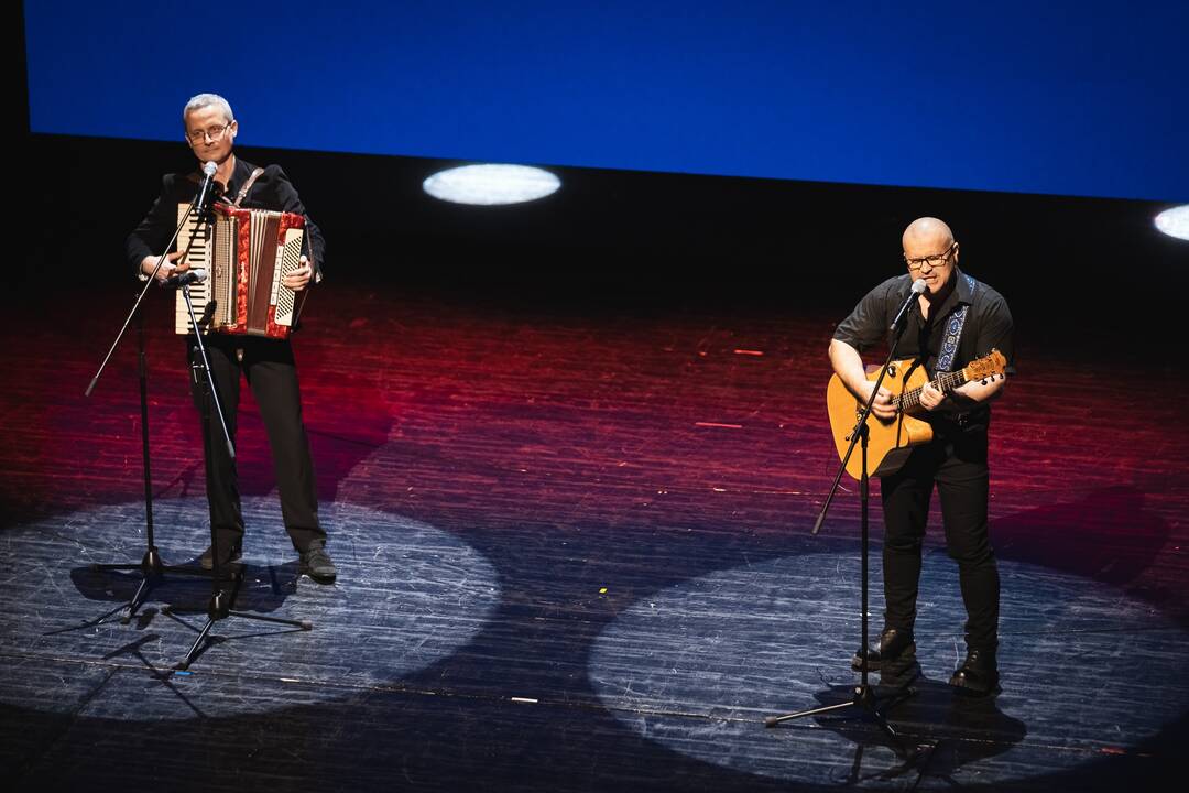 Auksinių scenos kryžių teikimas
