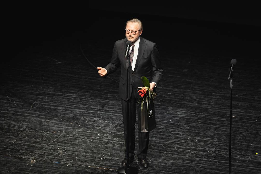 Auksinių scenos kryžių teikimas
