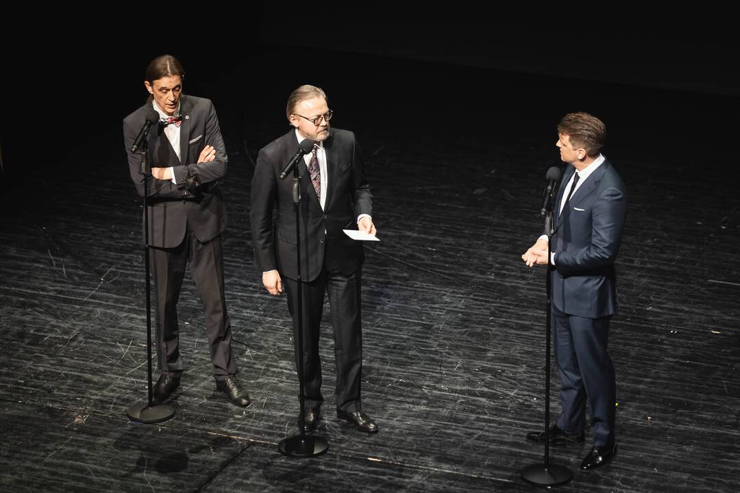 Auksinių scenos kryžių teikimas