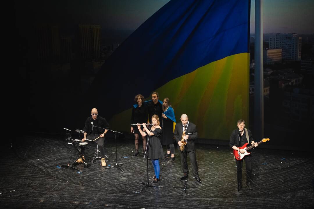 Auksinių scenos kryžių teikimas