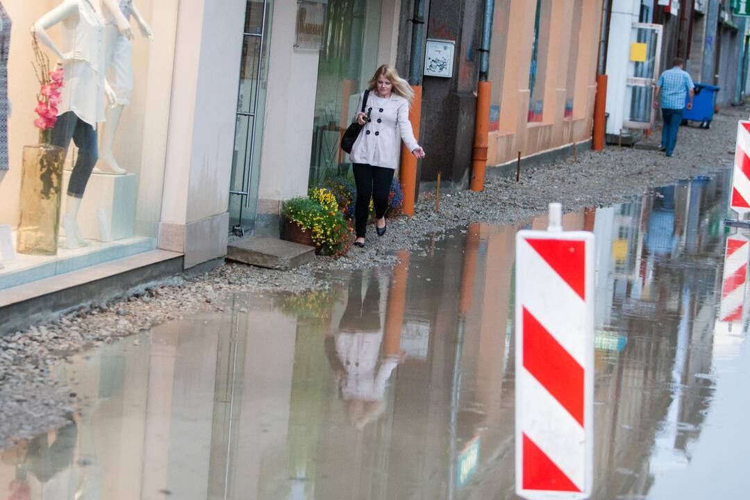 Lietus išskalbė Laisvės alėją